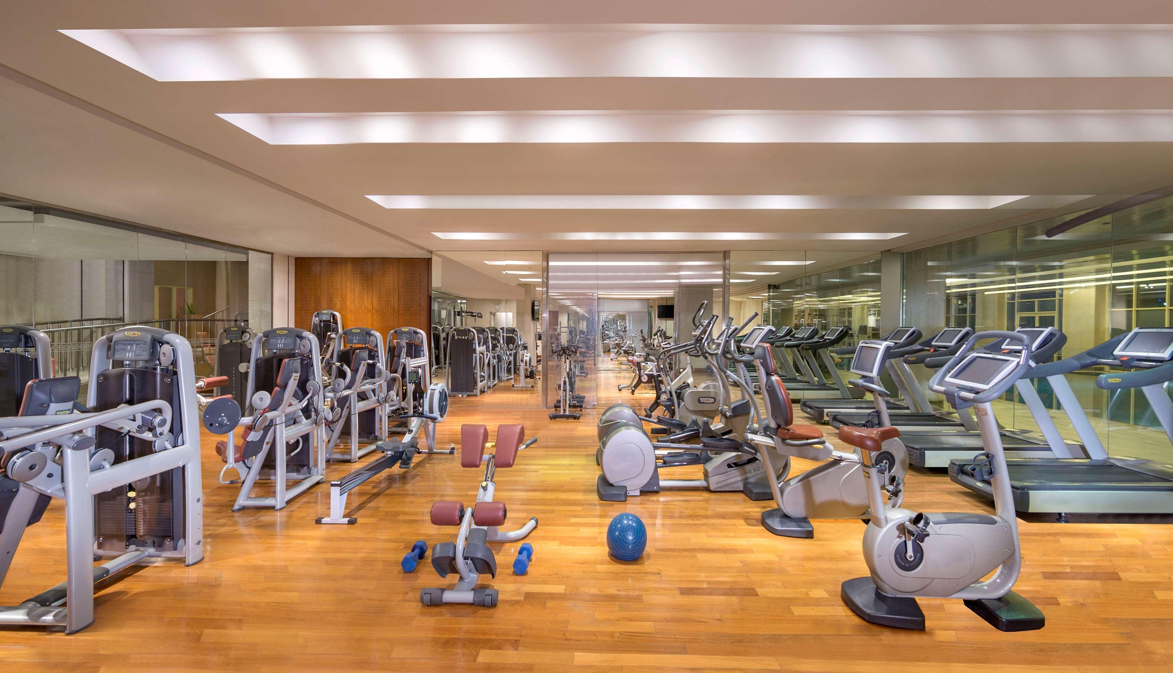 Grand Hyatt Doha Hotel & Villas Exterior foto The gym at the Westin