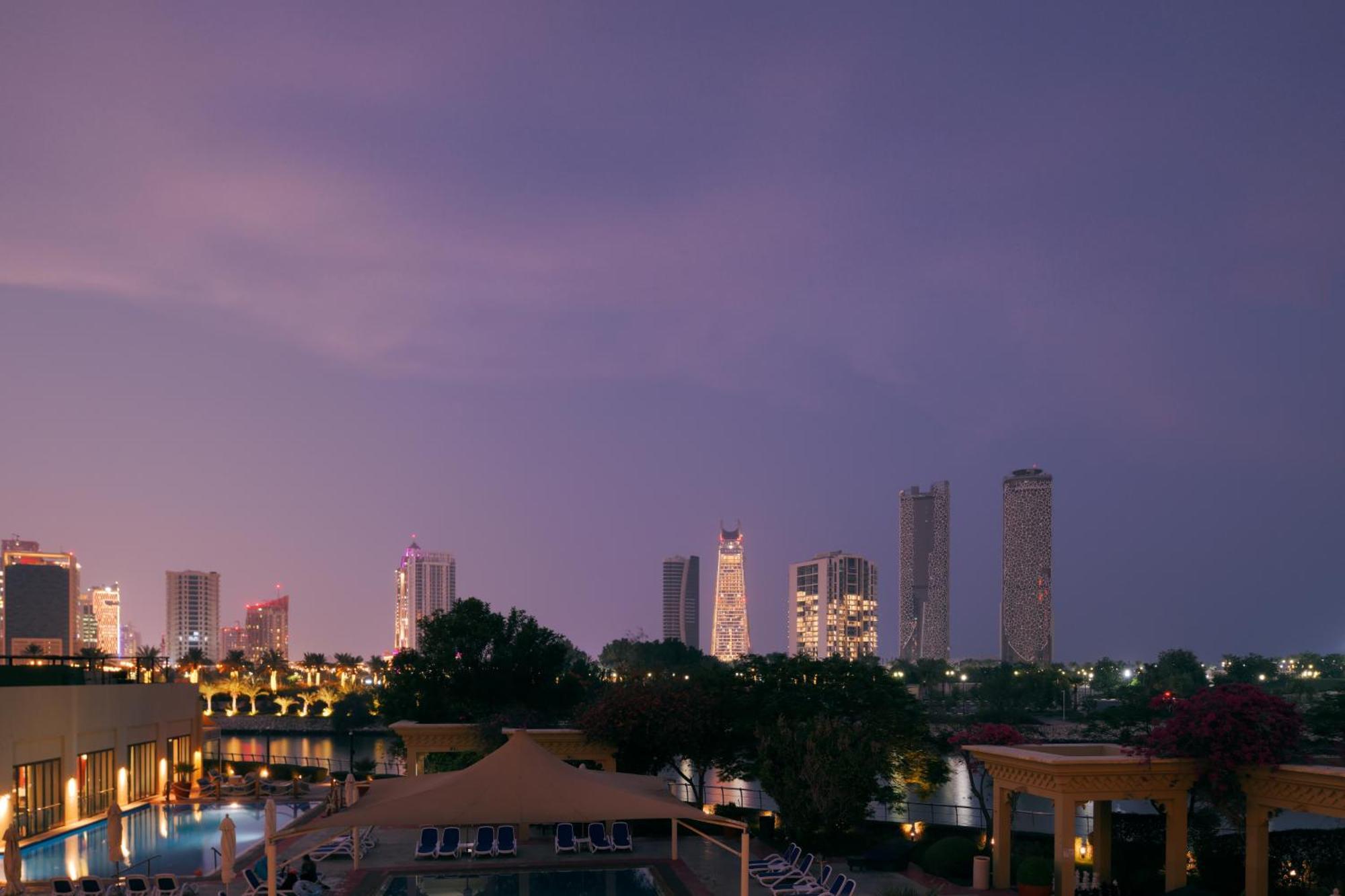 Grand Hyatt Doha Hotel & Villas Exterior foto View of the city at night